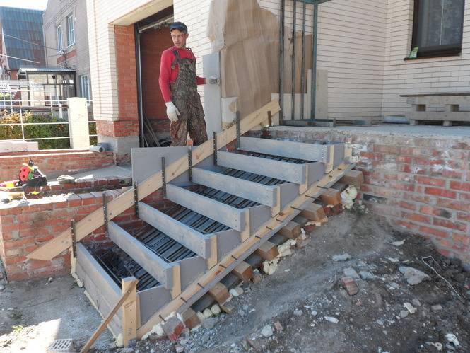 Как сделать заливку лестницы из бетона по всем правилам