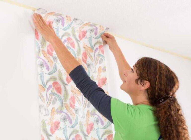 Как клеить виниловые обои на стены и потолок (+фото)