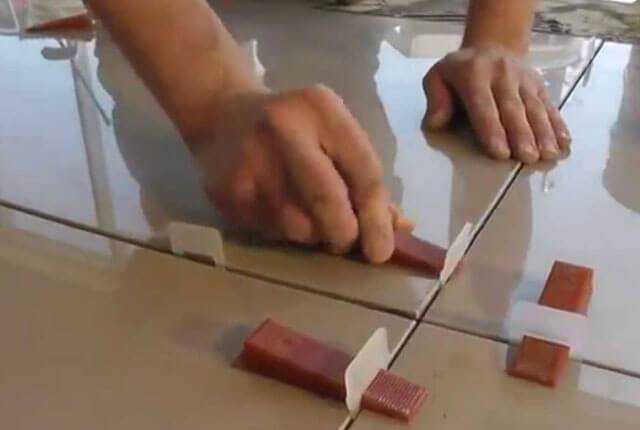 Укладка керамогранита на пол своими руками: пошаговая инструкция