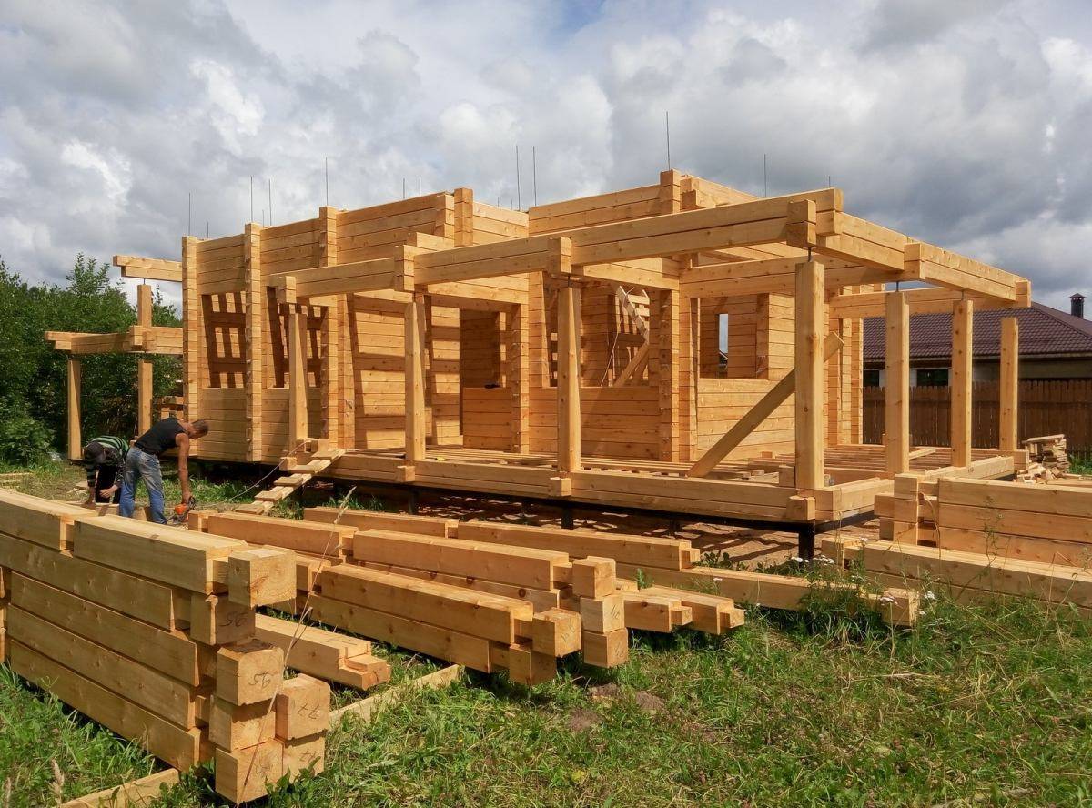 Строительство дома из клееного бруса: этапы возведения и преимущества