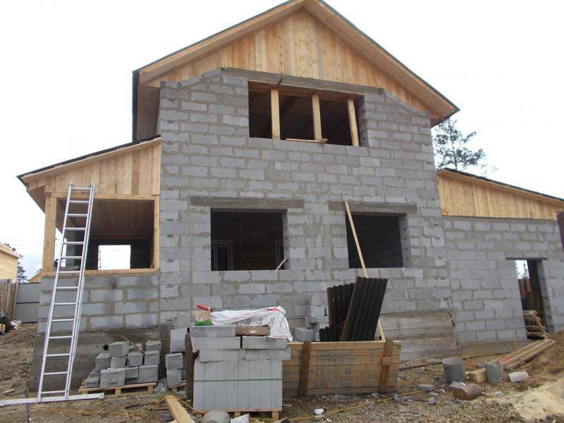 Какому материалу отдать предпочтение при постройки дома: брус или пеноблок – что лучше?