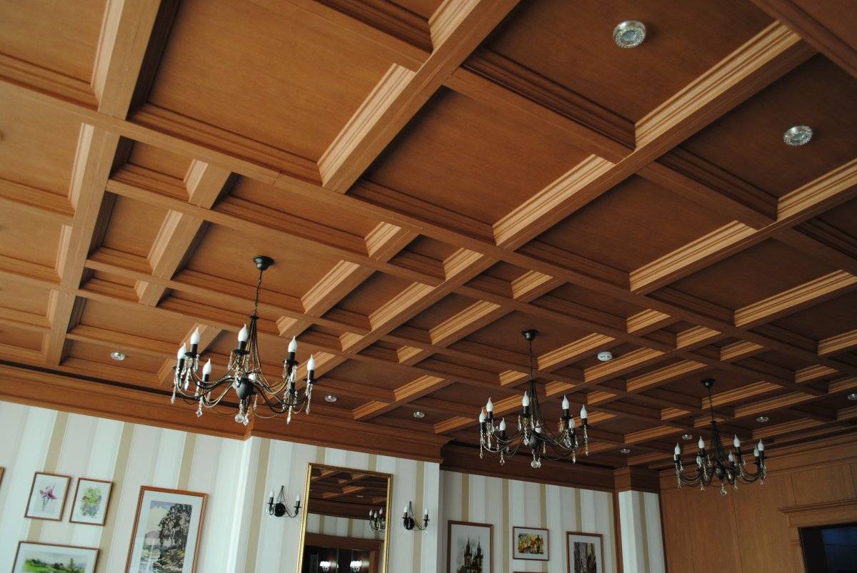 Кессонный потолок из дерева: виды, варианты конструкции, особенности проектирования и монтажа, плюсы и минусы