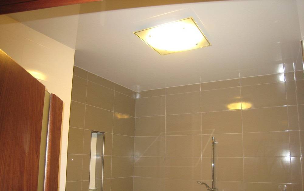 Натяжной потолок в ванной: плюсы и минусы
