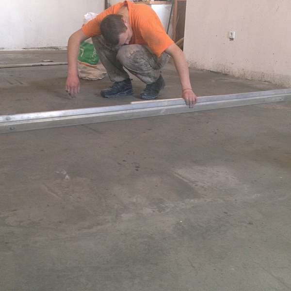 Технология укладки ламината на бетонный пол. инструкция по монтажу ламината своими руками