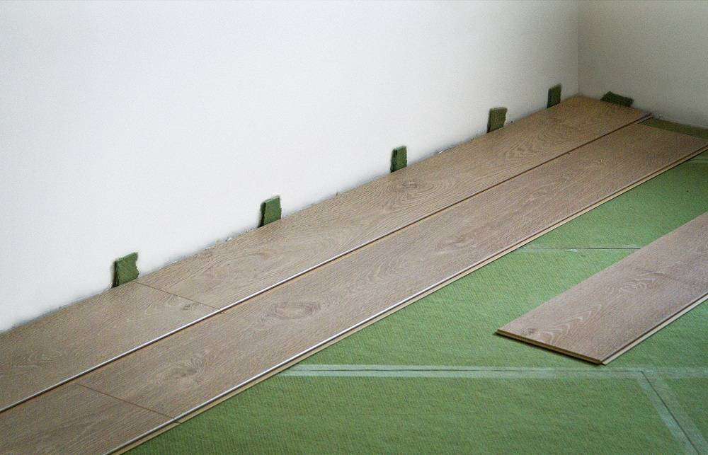 Укладка ламината на бетонный пол с подложкой: инструкция ?
