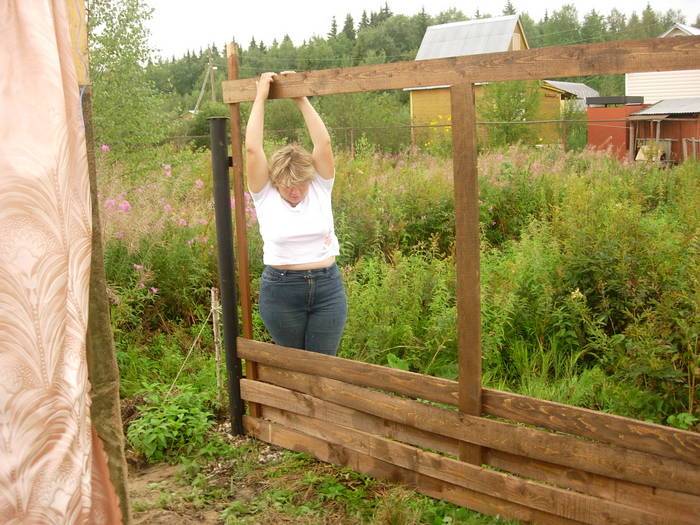 Как сделать плетеный забор из деревянных досок, ивы или лозы своими руками: фото и видео
