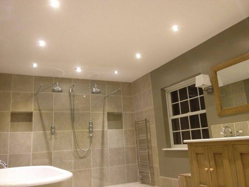 Какое освещение лучше выбрать для ванной с натяжным потолком