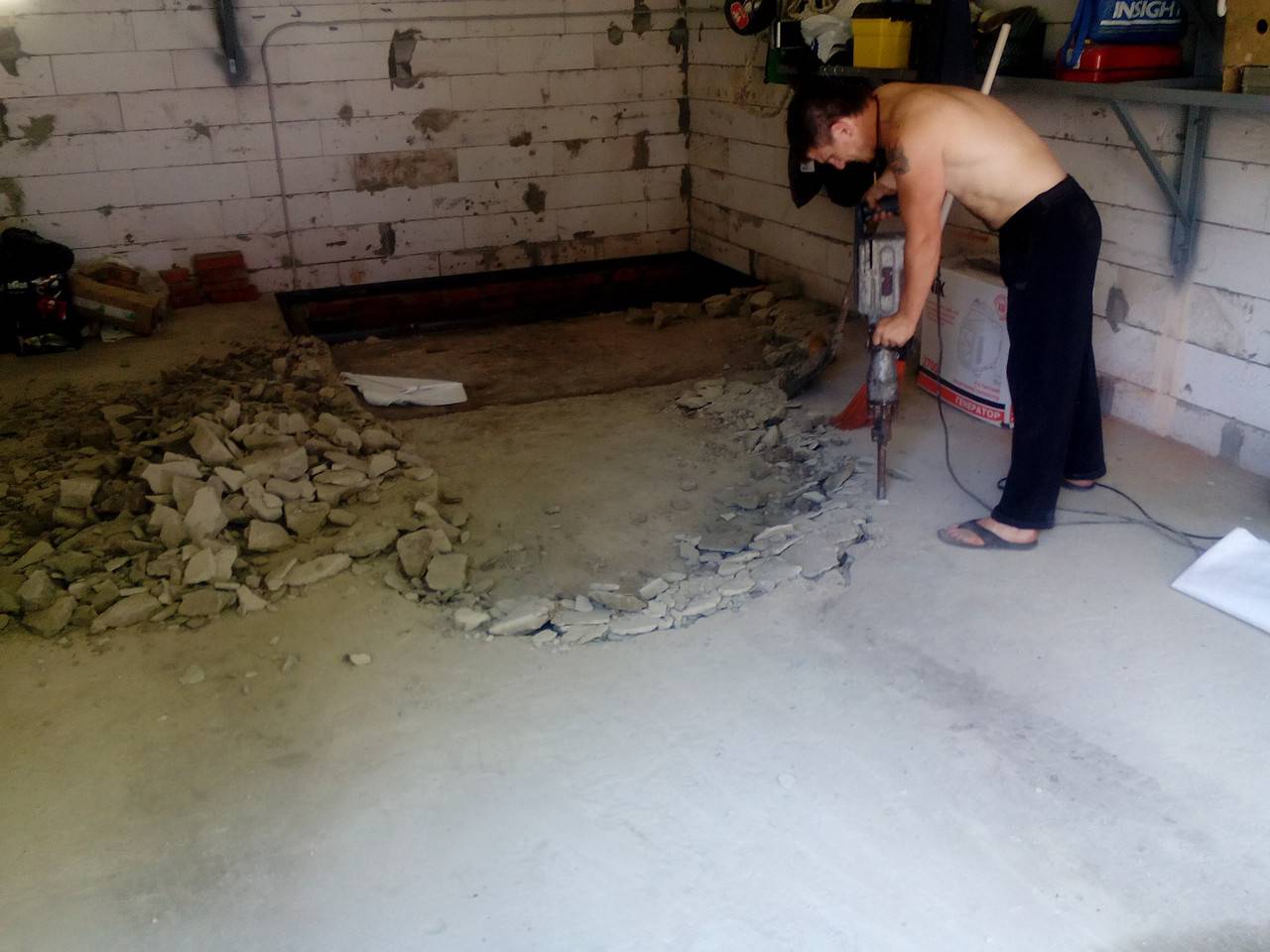 Ремонт бетонного пола своими руками: очистка пола и нанесение бетона