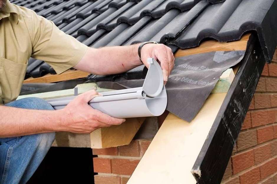 Водосток для крыши своими руками: как организовать слив, варианты материалов, необходимые инструменты