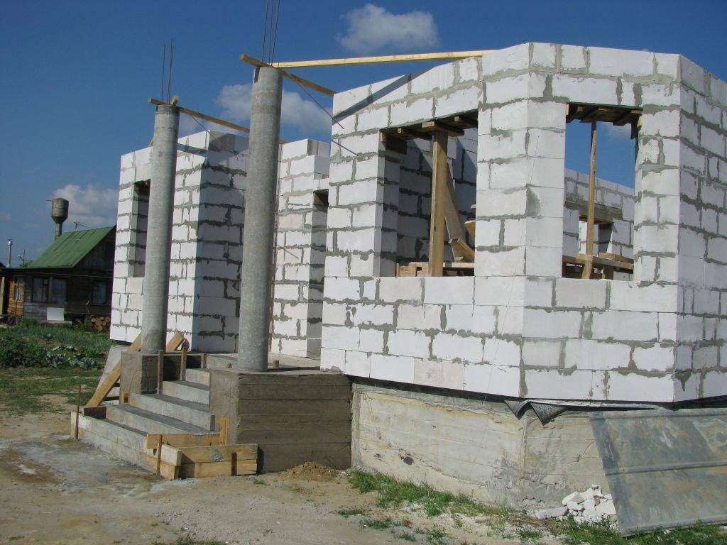 Как построить дом из пеноблоков своими руками: плюсы и минусы