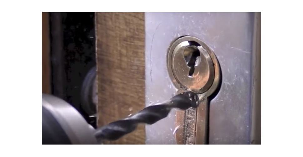 Как высверлить личинку замка входной двери: пошаговая инструкция