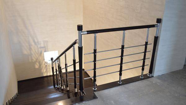 Перила для винтовых лестниц: варианты конструкций