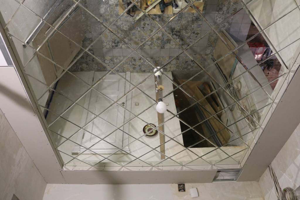 Зеркальный потолок в современном интерьере: фото, материалы, способы крепления :: syl.ru