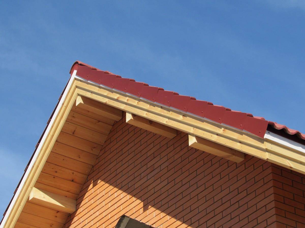 обшивка карнизов крыши деревянного дома