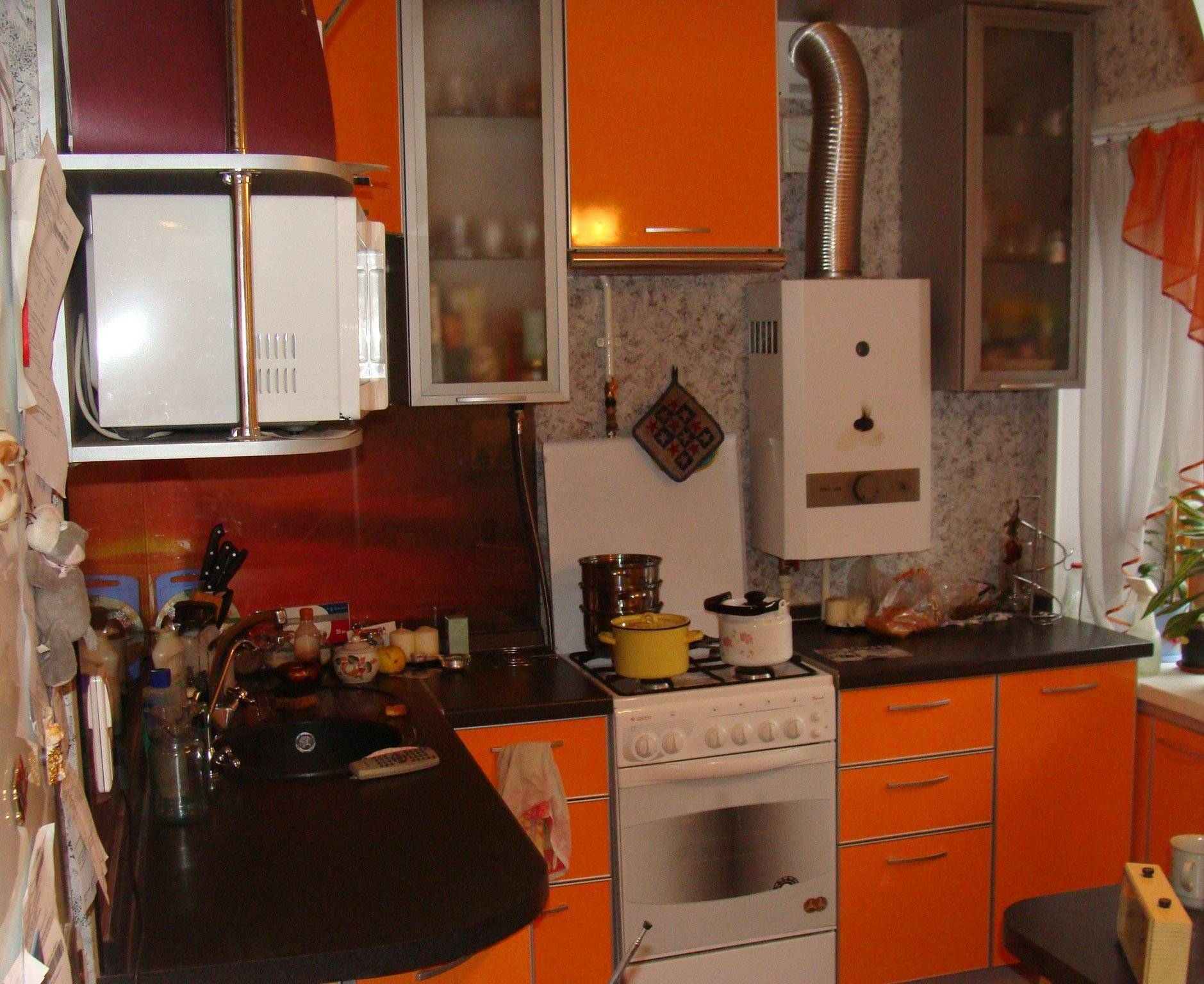Дизайн кухни 5 и 6 кв. м. с газовой колонкой в хрущевке (12 фото)