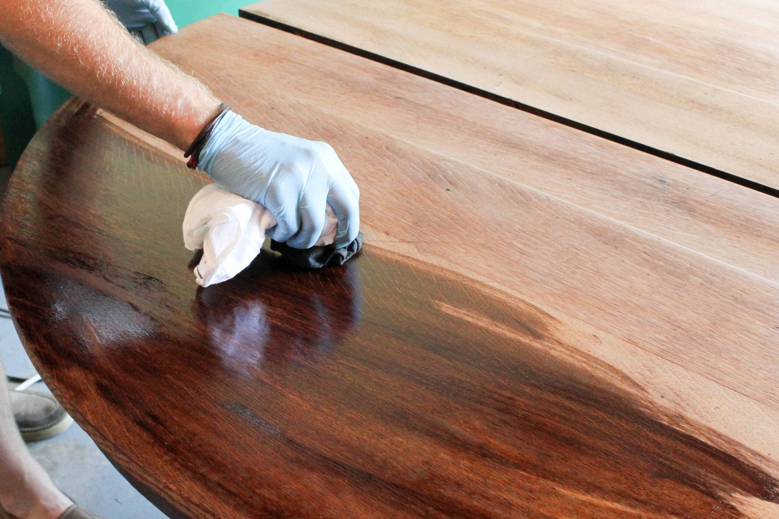 Лак для стола из дерева: виды составов и лакировка поверхности
