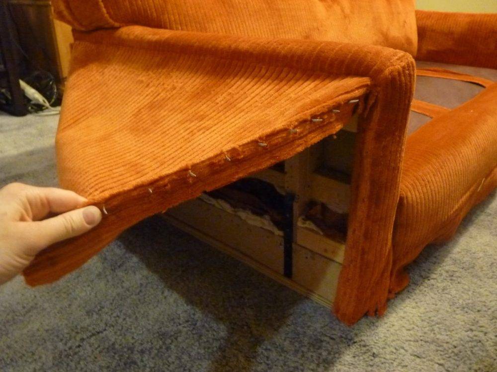 Как перетянуть диван своими руками самостоятельно: фото и как самому в домашних условиях правильно пошагово обновить старые подлокотники, угловую и пружинную модель?