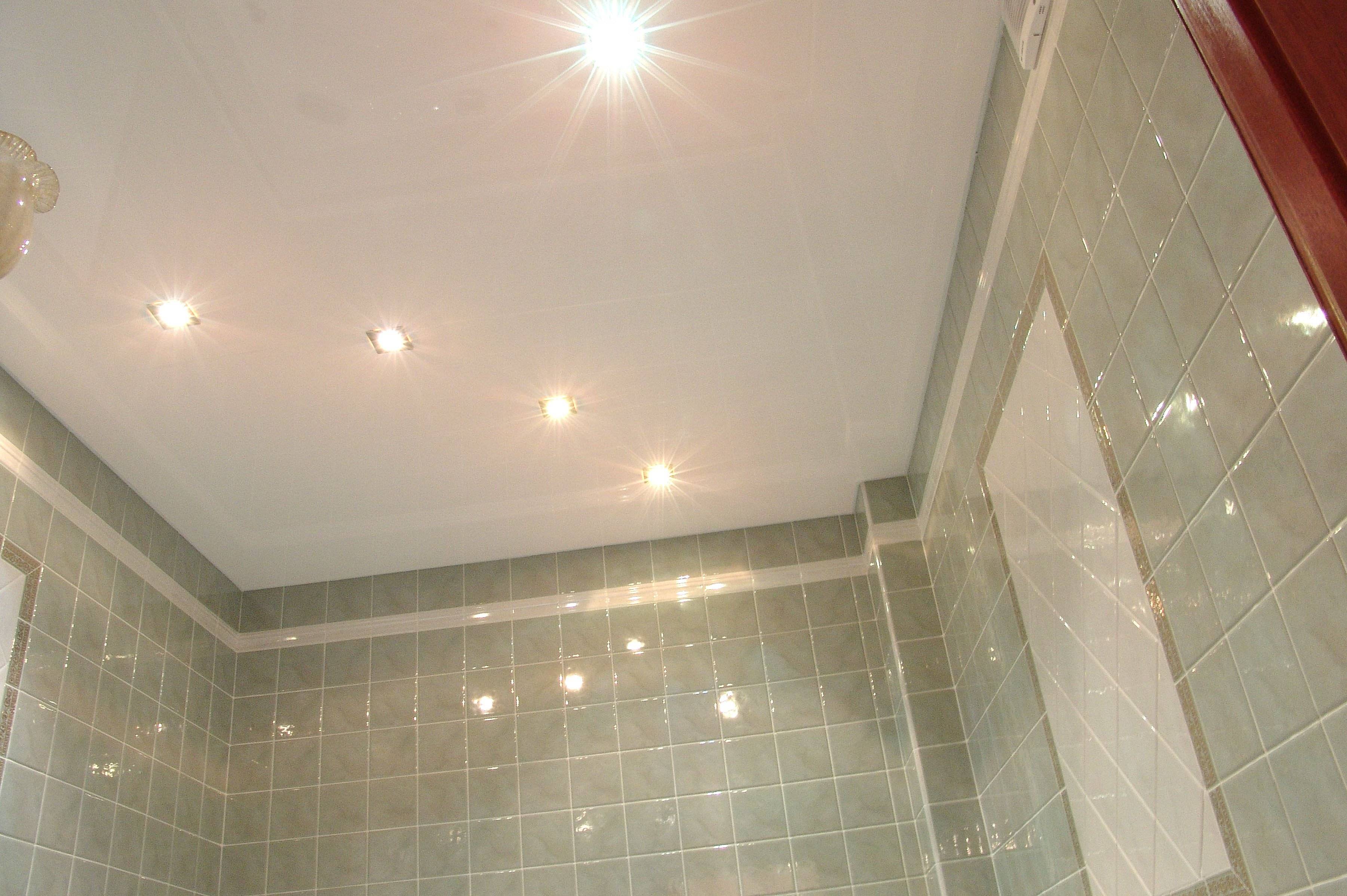 Какой лучше сделать потолок в ванной - преимущества и недостатки разных материалов