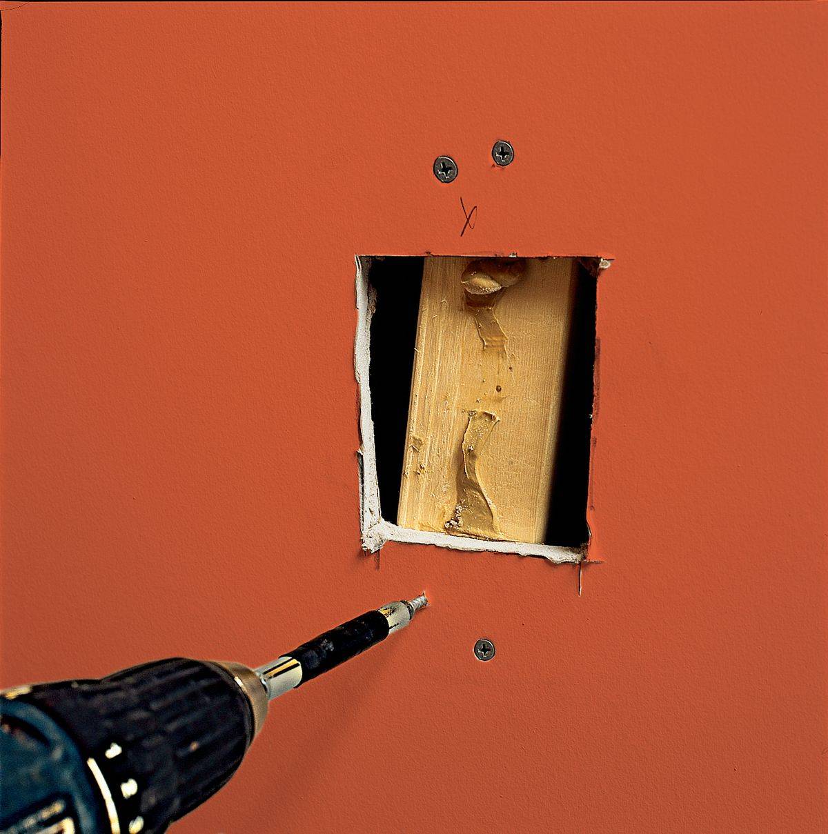 Как заделать дыру в стене из кирпича, бетона или гипсокартона