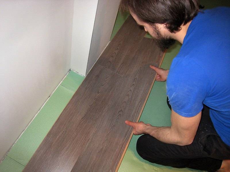 Основные методы, как выровнять старый деревянный пол под ламинат своими руками