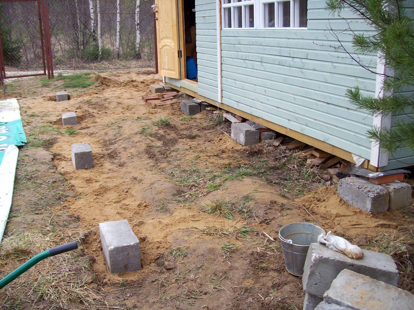 Как своими руками сделать и залить фундамент для деревянной или каменной пристройки к дому