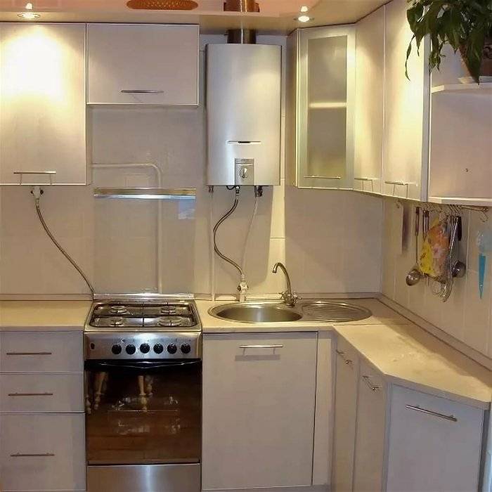 Дизайн кухни в хрущёвке с газовой колонкой и холодильником: фото