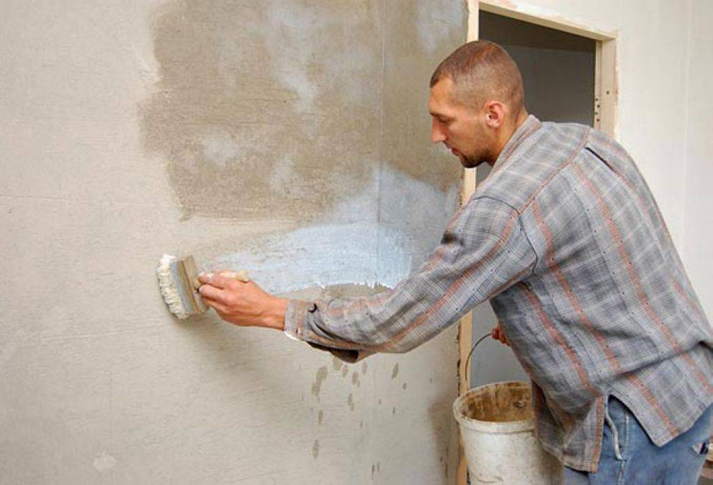 Грунтовать плитку в ванной. Подготовка основания стены. Огрунтовка поверхности стен. Нанесение Грота на стену. Штукатурка бетонной поверхности.