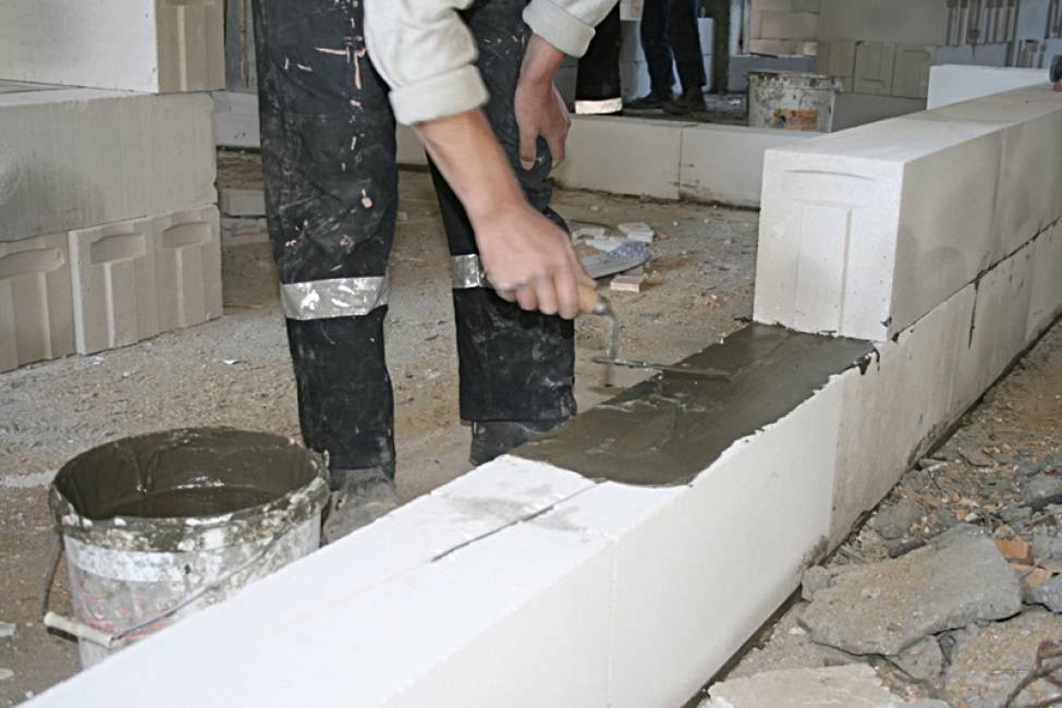 Кладка стен из пеноблока – от установки первого ряда, до монтажа перекрытий