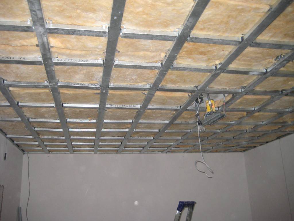Одноуровневый потолок из гипсокартона своими руками: монтаж каркаса, крепление гипсокартона на потолок, отделка