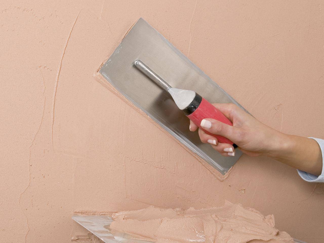Как правильно шпаклевать стены под покраску своими руками: нанесение смеси