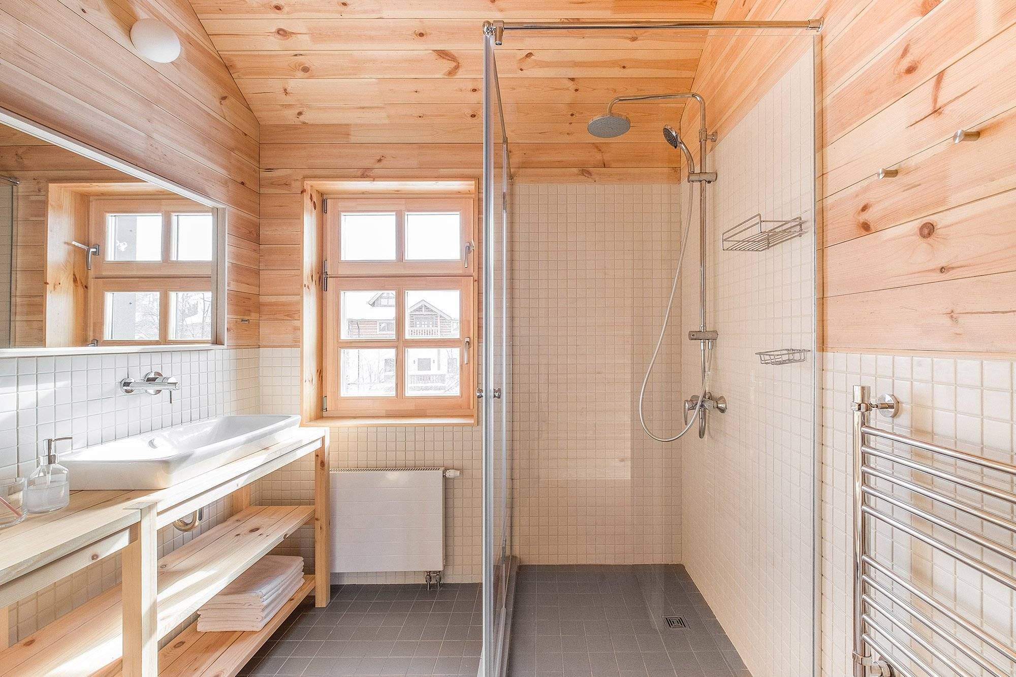 Обустройство ванной комнаты в каркасном доме: обшивка стен, отделка потолка и монтаж пола