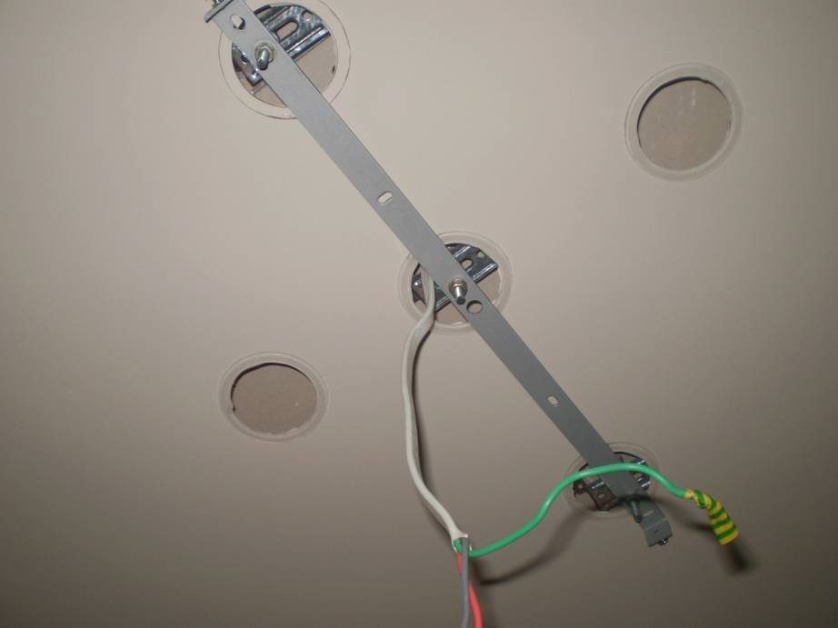 Установка квадратных светильников в натяжной потолок — 2 способа.