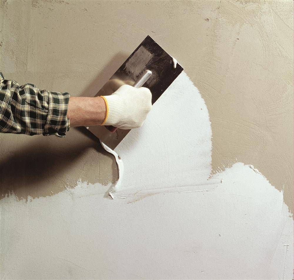 Как правильно шпаклевать стены под покраску и под обои