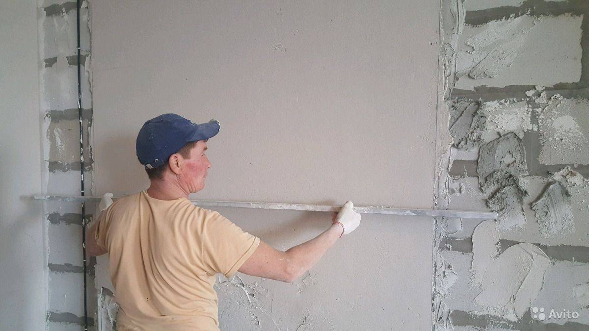 Как штукатурить стену из пеноблоков внутри дома: подготовительные работы, особенности шпаклевания