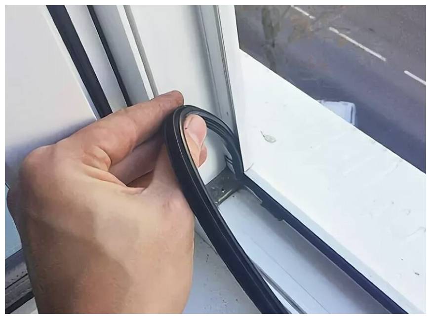 Как выбрать самоклеющийся утеплитель для окон и правильно наклеить его. чем утеплить окна. обзор утеплителей