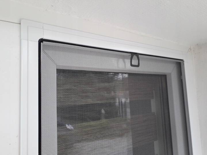 Как установить москитную сетку на пластиковое окно? 25 фото