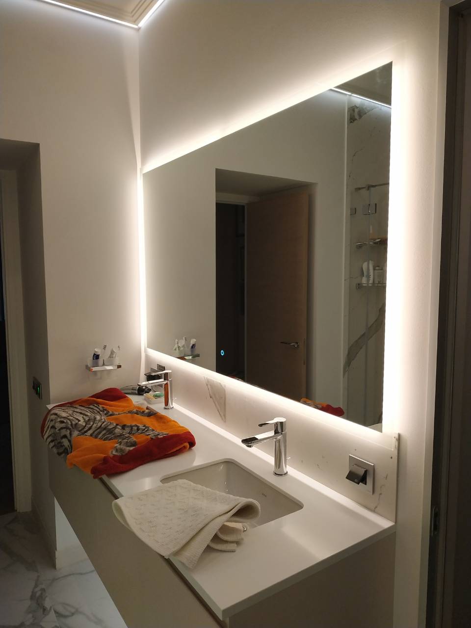 Чудесное всевидящее око в ванной: зеркало с подсветкой
