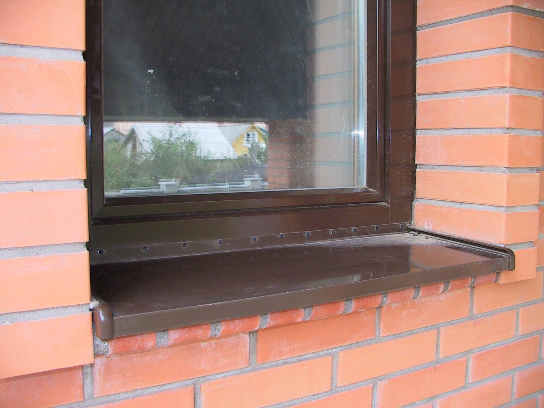 Как крепить отлив к пластиковому окну в деревянном доме? - строим сами