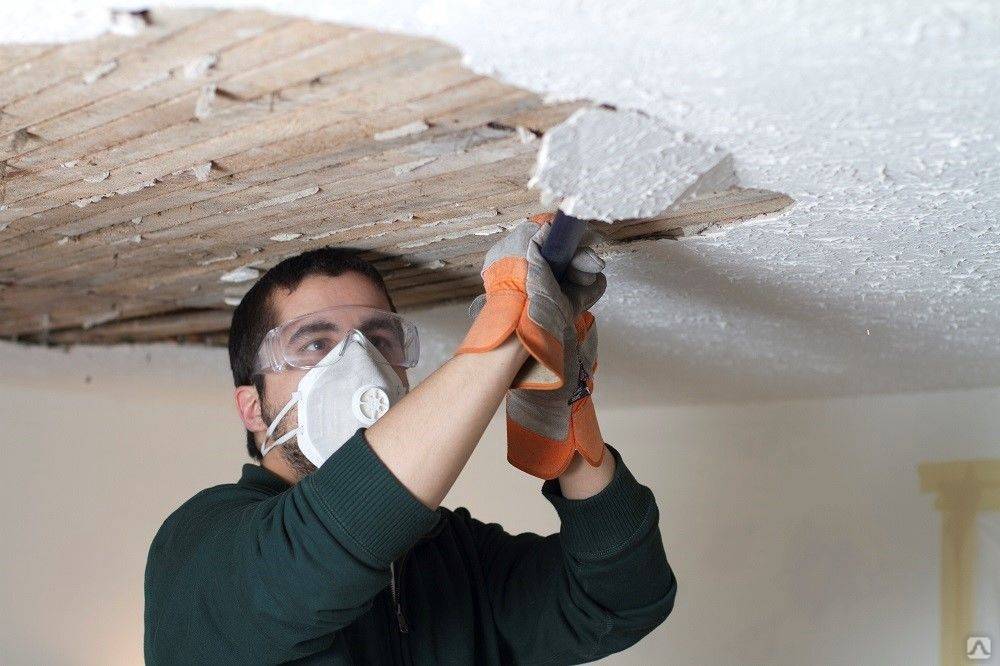 5 способов удалить побелку с потолка