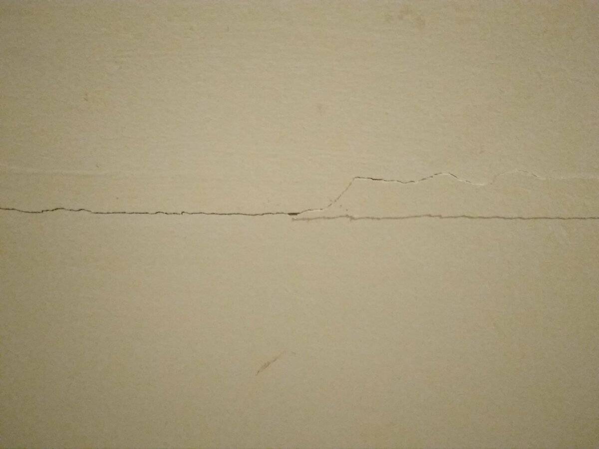 Малая трещина. Трещины на штукатурке. Трещины на потолке. Усадочные трещины в штукатурке. Мелкие трещины на стене.