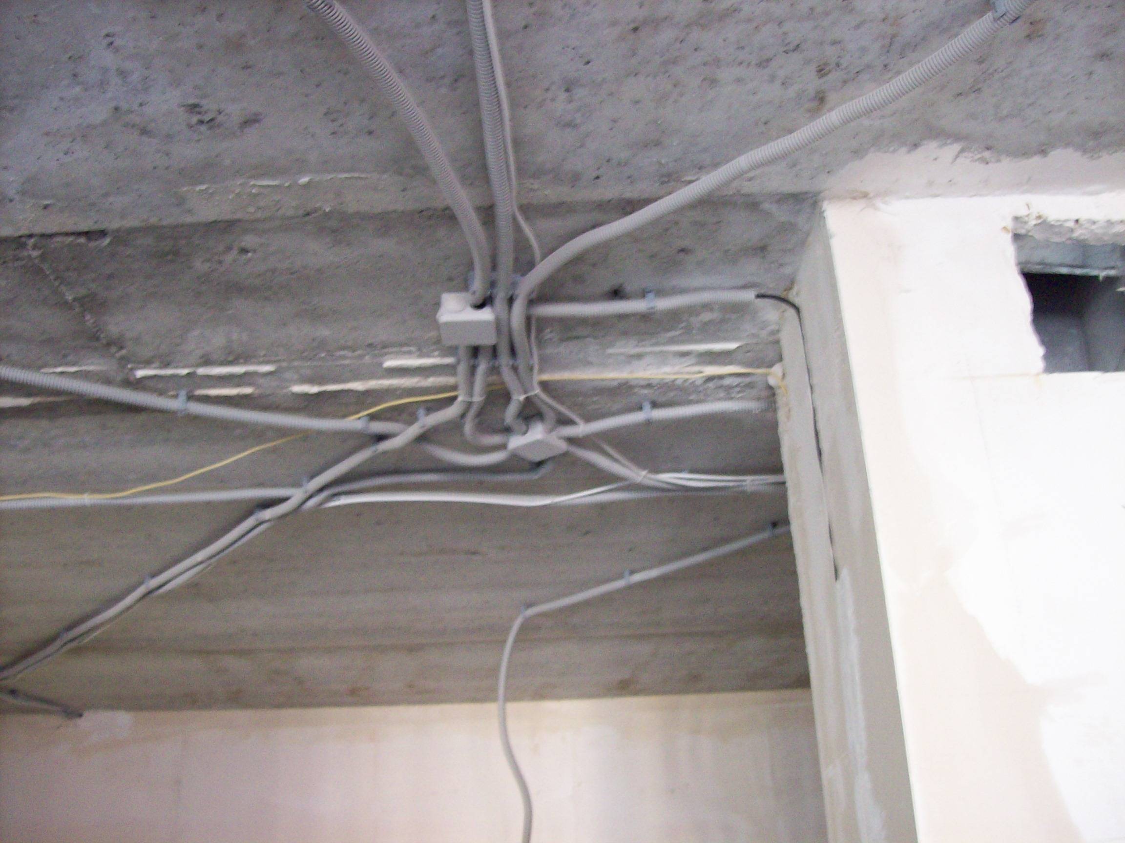 Новая электропроводка. Монтаж электропроводки в квартире. Прокладка кабеля по потолку. Разводка электропроводки по потолку. Правильная прокладка электропроводки.