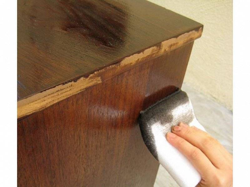 Как покрыть деревянную столешницу лаком? (видео)