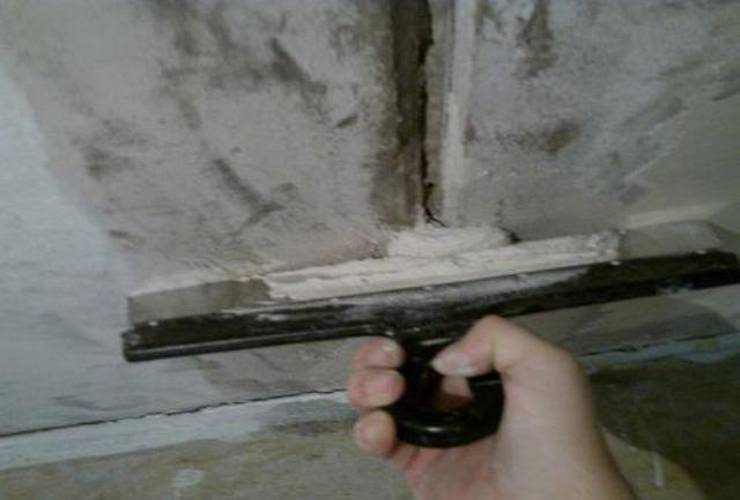 Как заделать щель между плитами на потолке, заровнять швы