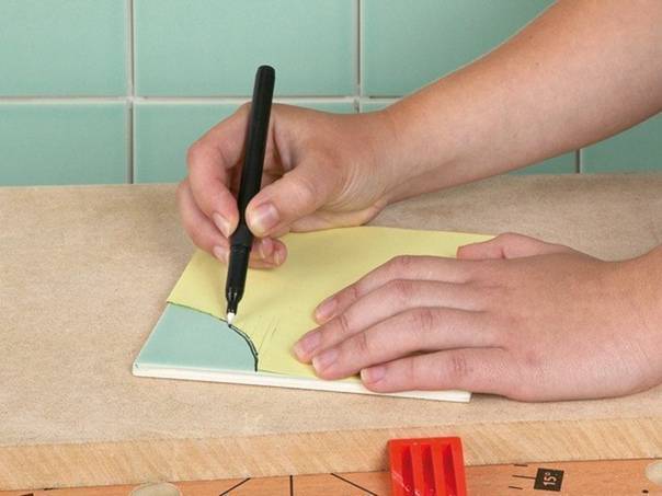 Как уложить плитку в ванной своими руками на пол и стены: пошаговая инструкция с подробным описанием технологии работ