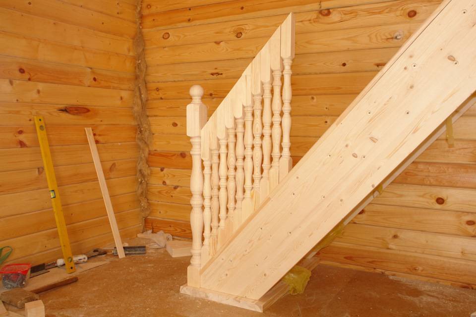Лестница на второй этаж своими руками фото. Самодельная деревянная лестница. Дачная лестница на второй этаж. Лестница деревянная для дачи. Простая деревянная лестница.