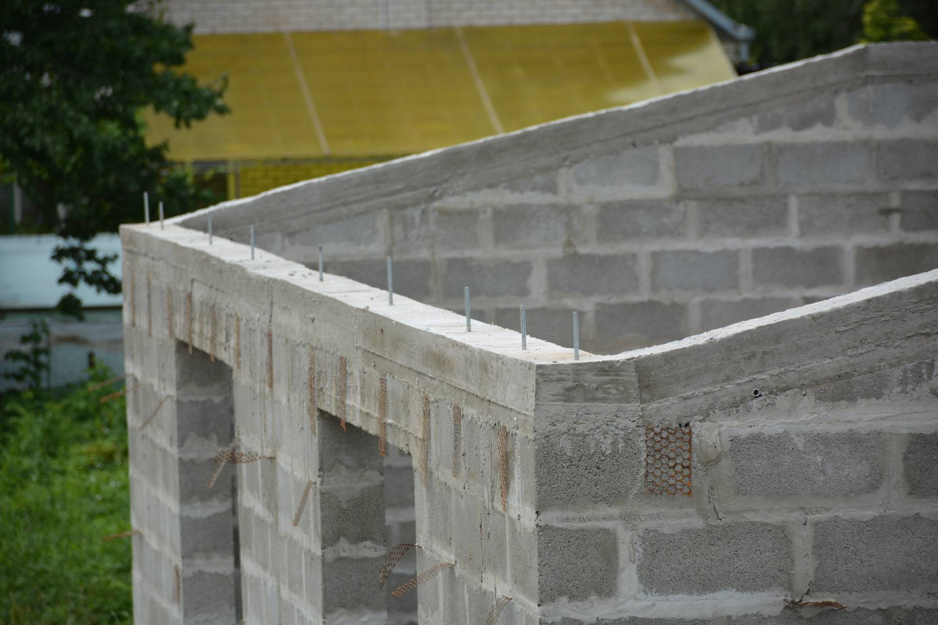 Крепление крыши к стенам из керамзитоблоков