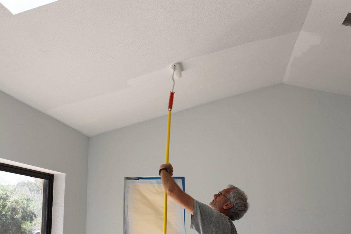 Как покрасить потолок водоэмульсионной краской видео
