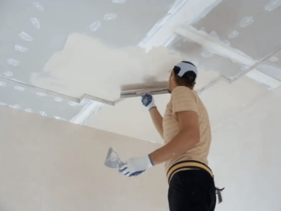 Как правильно шпаклевать потолок под покраску: поэтапная технология работ