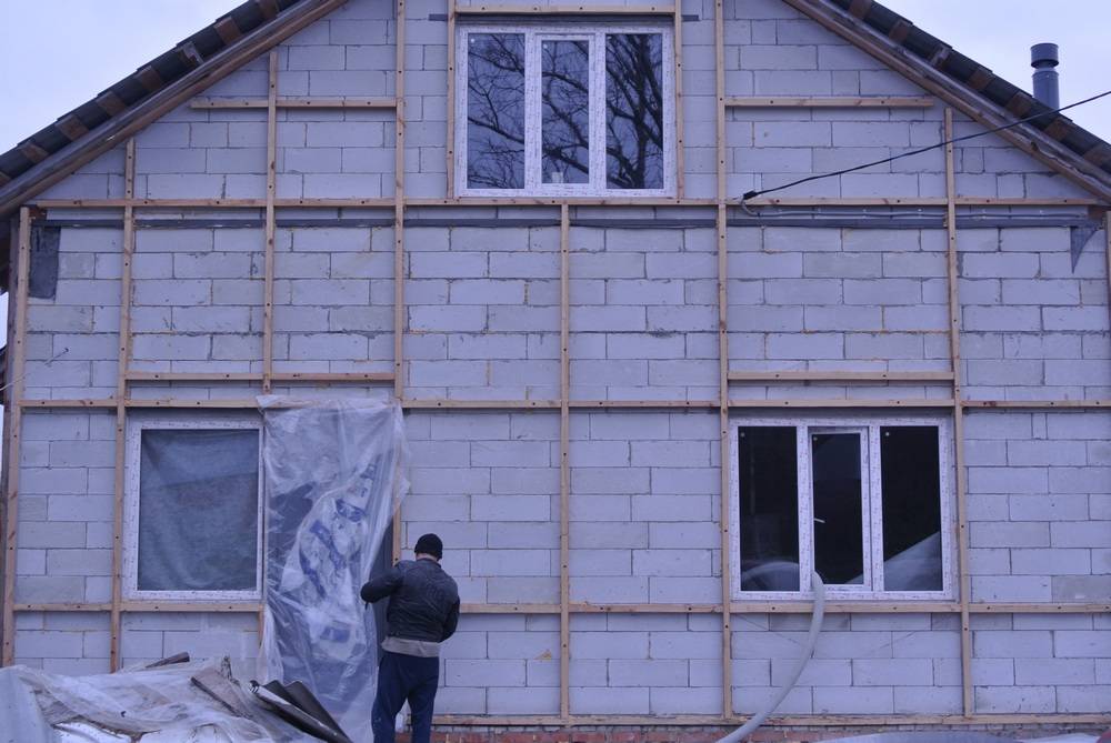 Борьба с холодом: чем утеплить стены дома из пеноблоков снаружи и как это сделать?