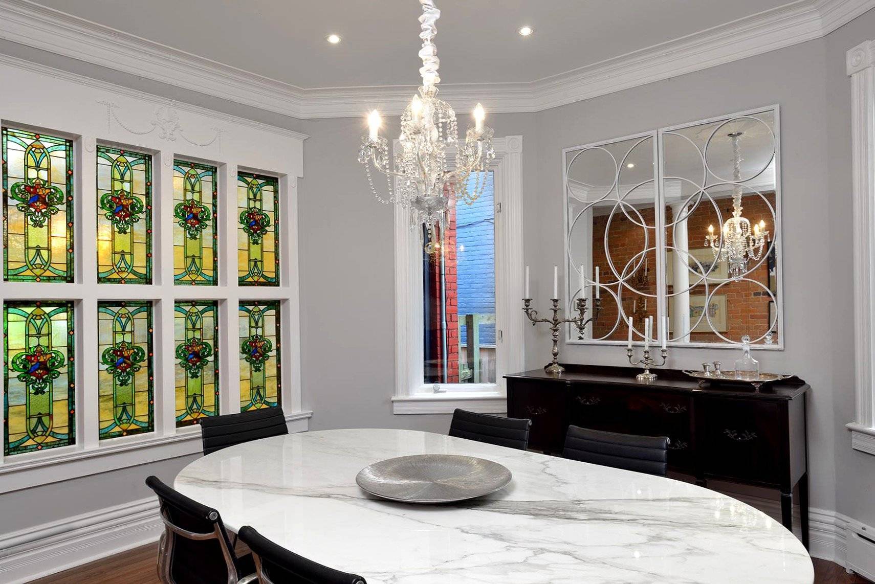 Витражи в интерьере гостиной: изысканные и дорогие цветные стекла в украшении комнаты + 55 фото-дизайнов